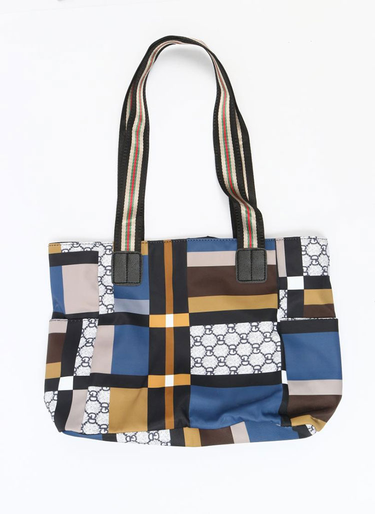 De bruikbaarheid van grote schoudertassen tijdens het reizen